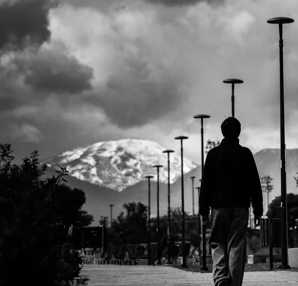 Περπατώντας με θέα το χιονισμένα βουνά (φωτο)