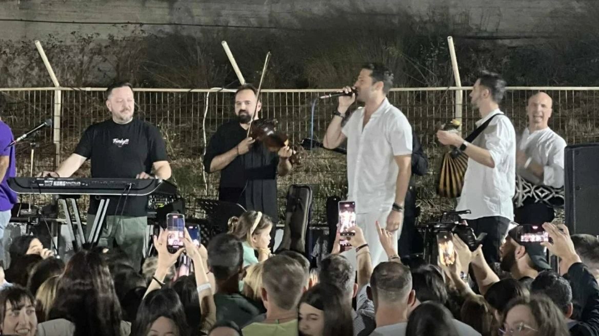 Κωνσταντίνος Αργυρός: Πήγε σε πανηγύρι και τραγούδησε νησιώτικα