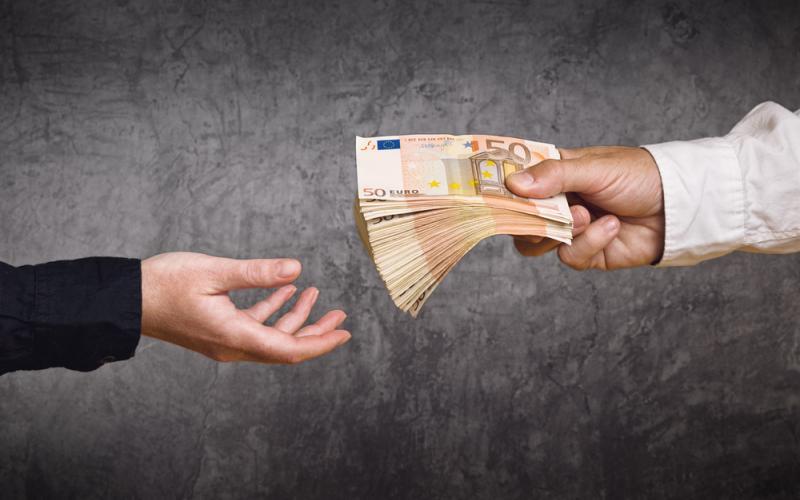 Εκατοντάδες οφειλέτες και φοροφυγάδες στη σέντρα για ξέπλυμα χρήματος