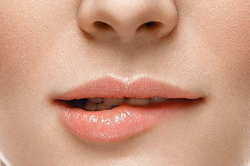 Γιατί πρέπει πάντα να έχεις ένα διάφανο lipgloss στην τσάντα σου