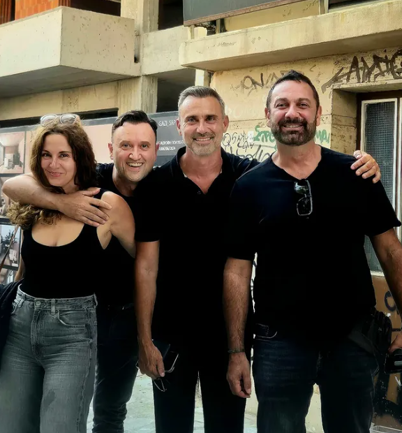 Καπουτζίδης: Ποζάρει με την παρέα του «Πάρα Πέντε» μετά την κηδεία του Γεράσιμου Μιχελή