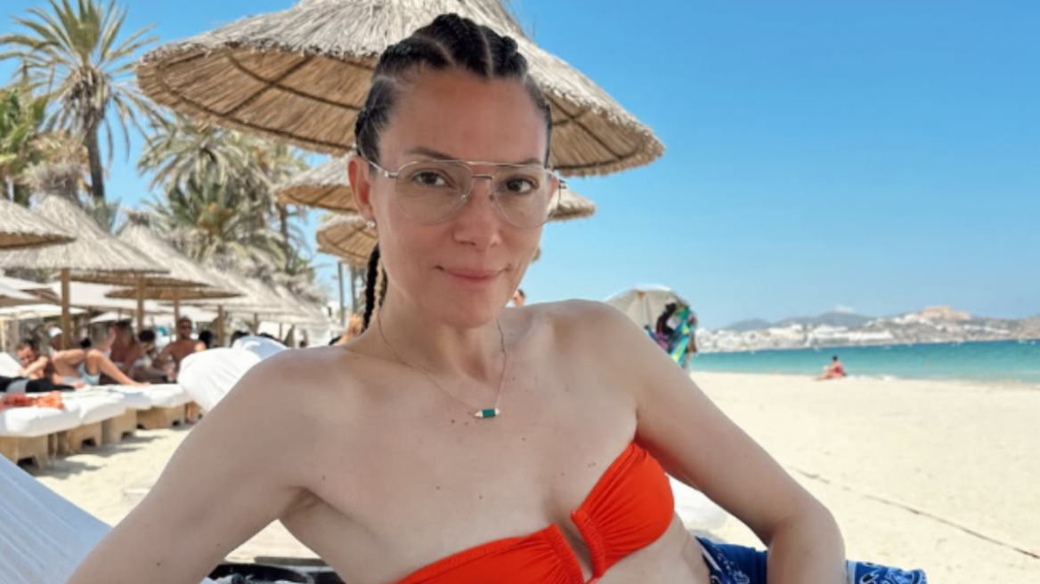 Η Βίκυ Καγιά χαλαρώνει σε παραλία στην Ίμπιζα