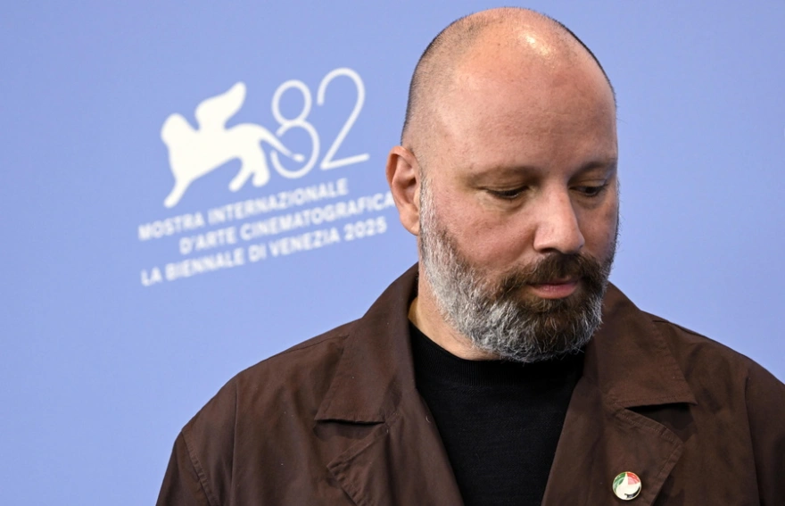 Λάνθιμος: Εμφανίστηκε στο Φεστιβάλ Βενετίας με καρφίτσα στα χρώματα της παλαιστινιακής σημαίας