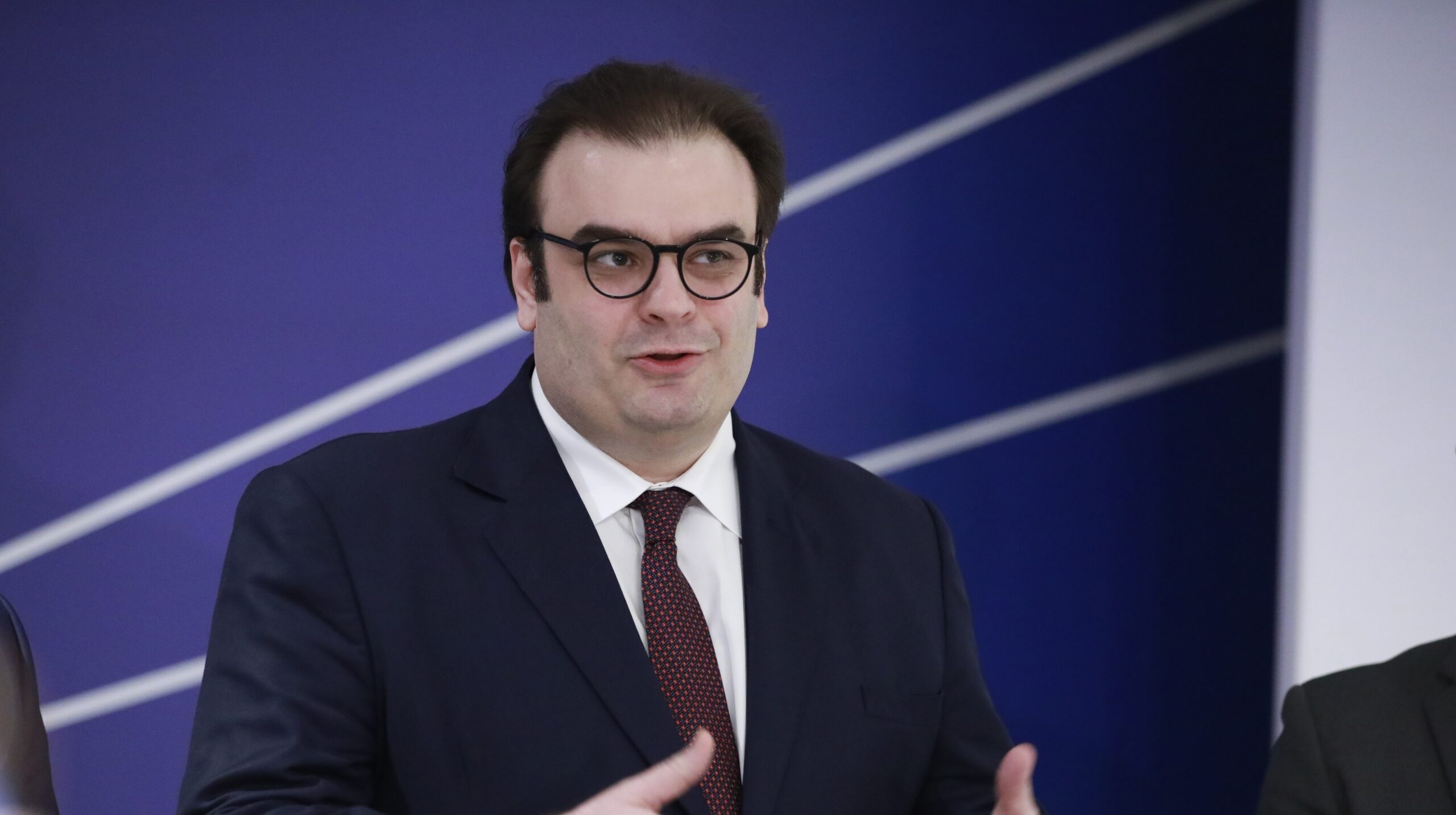Πιερρακάκης: Όσοι υποσχέθηκαν λύσεις «με έναν νόμο και ένα άρθρο», μας οδήγησαν στα μνημόνια