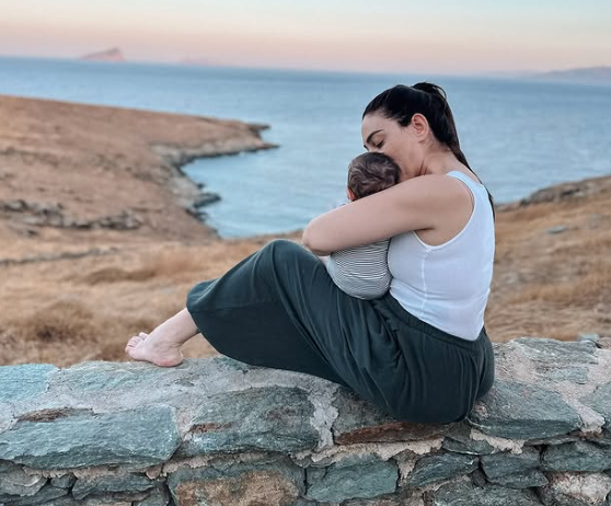 Η Ευρυδίκη Βαλαβάνη πόζαρε αγκαλιά με τον γιο της