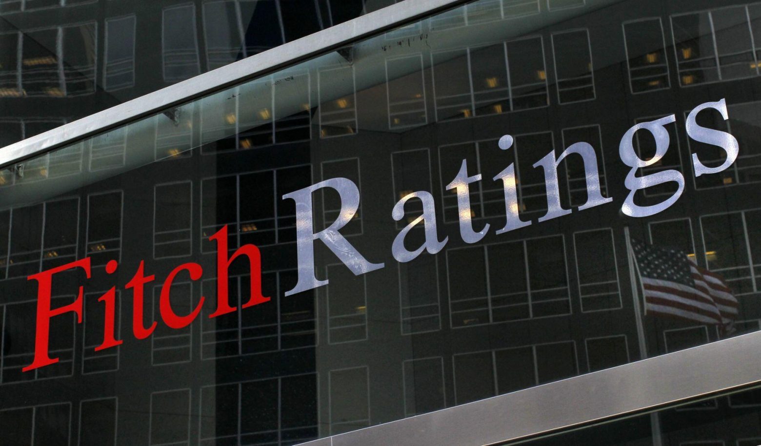 Η Fitch υποβάθμισε την πιστοληπτική ικανότητα της Γαλλίας