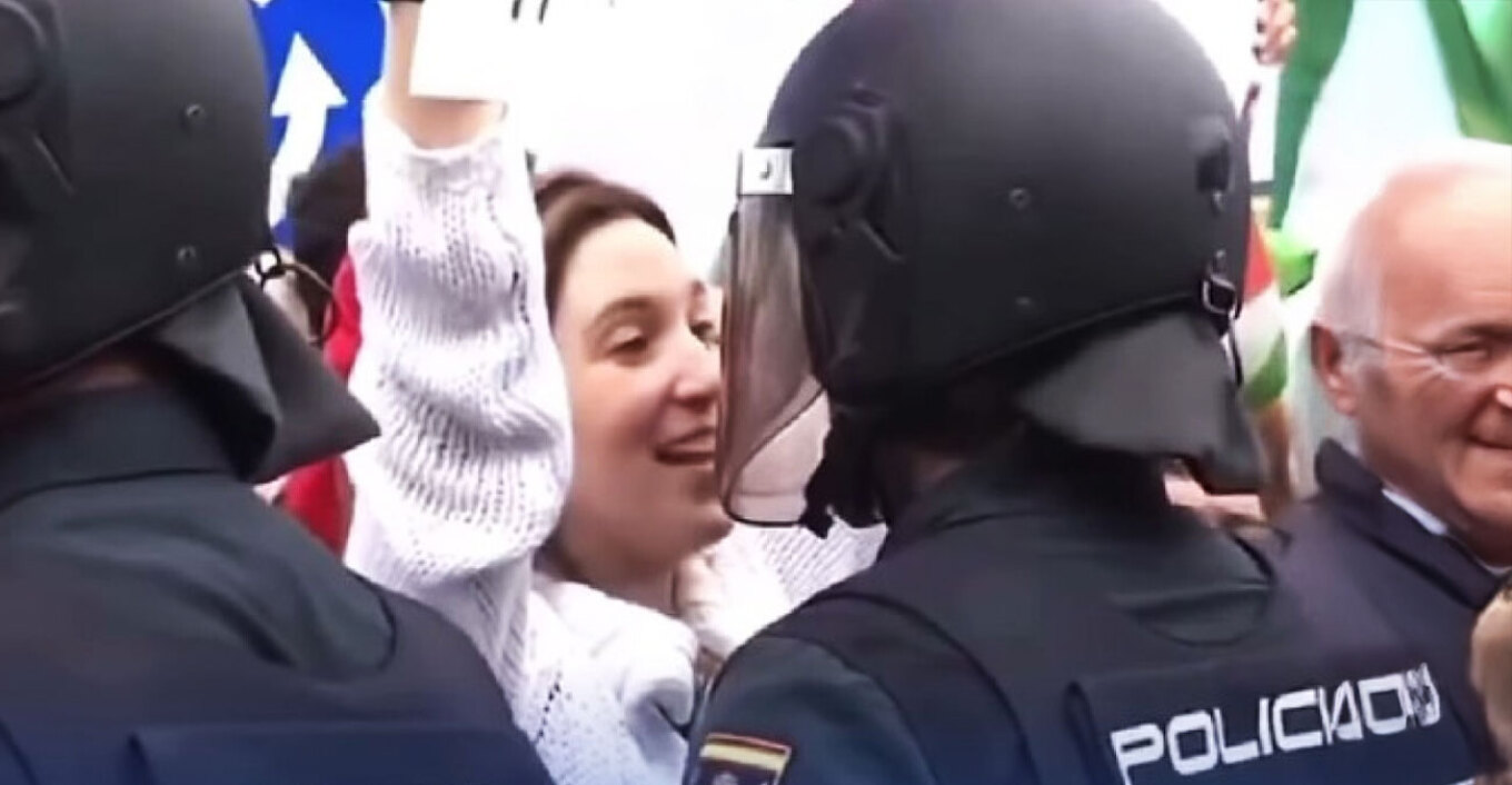 Ισπανία: «Ένας έρωτας γεννιέται;» -Viral το φλερτ νεαρής διαδηλώτριας με αστυνομικό σε πορεία (βίντεο)
