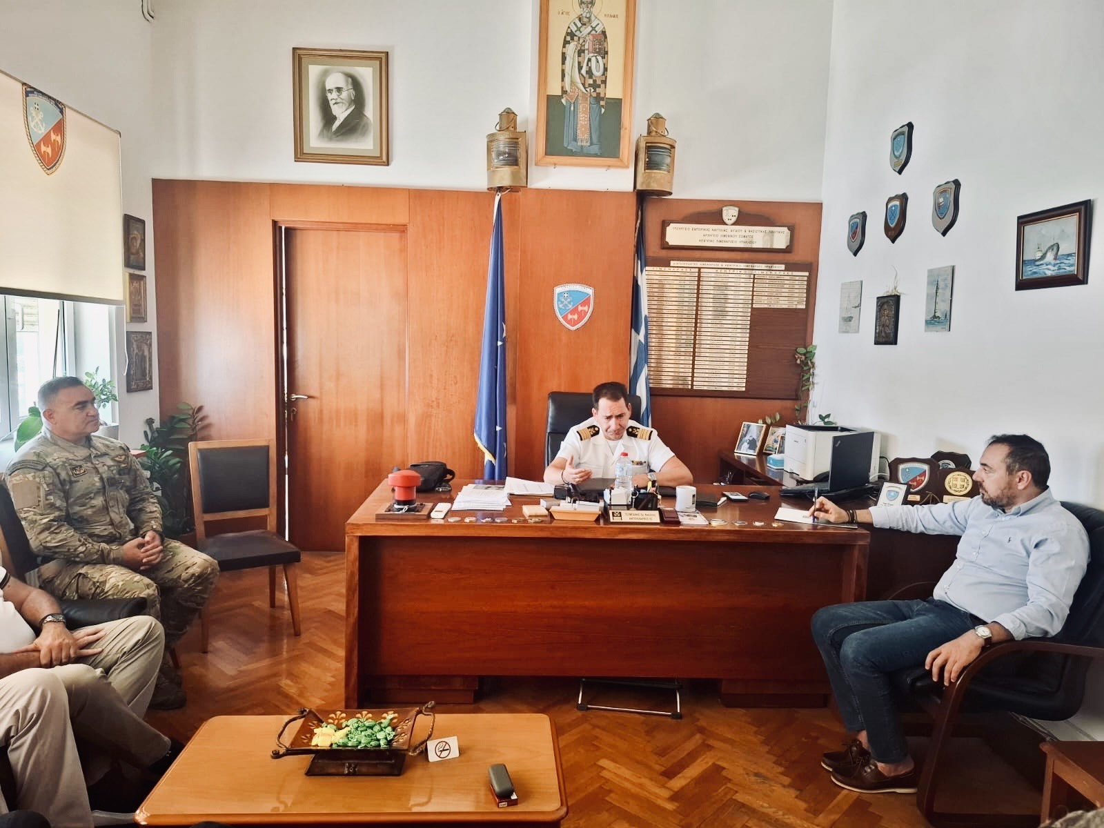 Φραγκίσκος Παρασύρης: Στο πλευρό του Λιμενικού Σώματος – Επίσκεψη στο Λιμάνι Ηρακλείου για τους μετανάστες