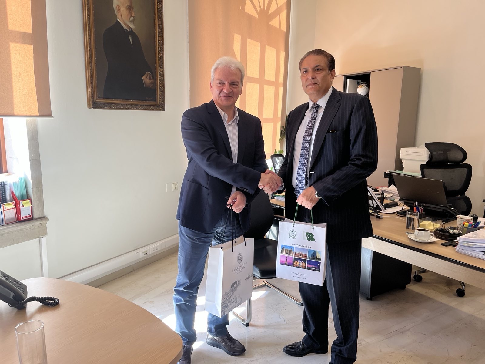 Συνάντηση του Δημάρχου Ηρακλείου με τον Πρέσβη του Πακιστάν στην Ελλάδα