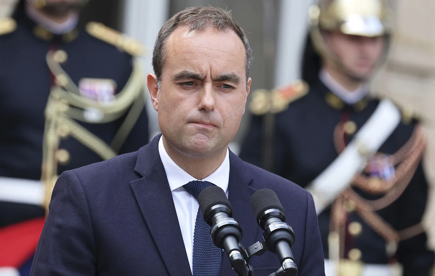 Ο νέος πρωθυπουργός της Γαλλίας παίρνει πίσω την κατάργηση δύο αργιών