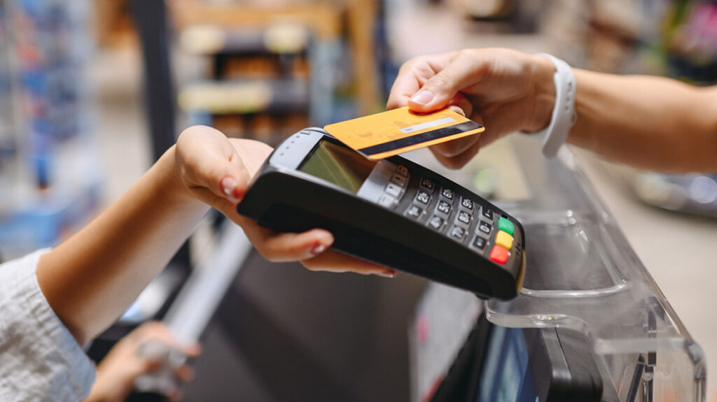 Βαριά πρόστιμα για τη διασύνδεση POS – ταμειακών, ακόμη και χωρίς φοροδιαφυγή