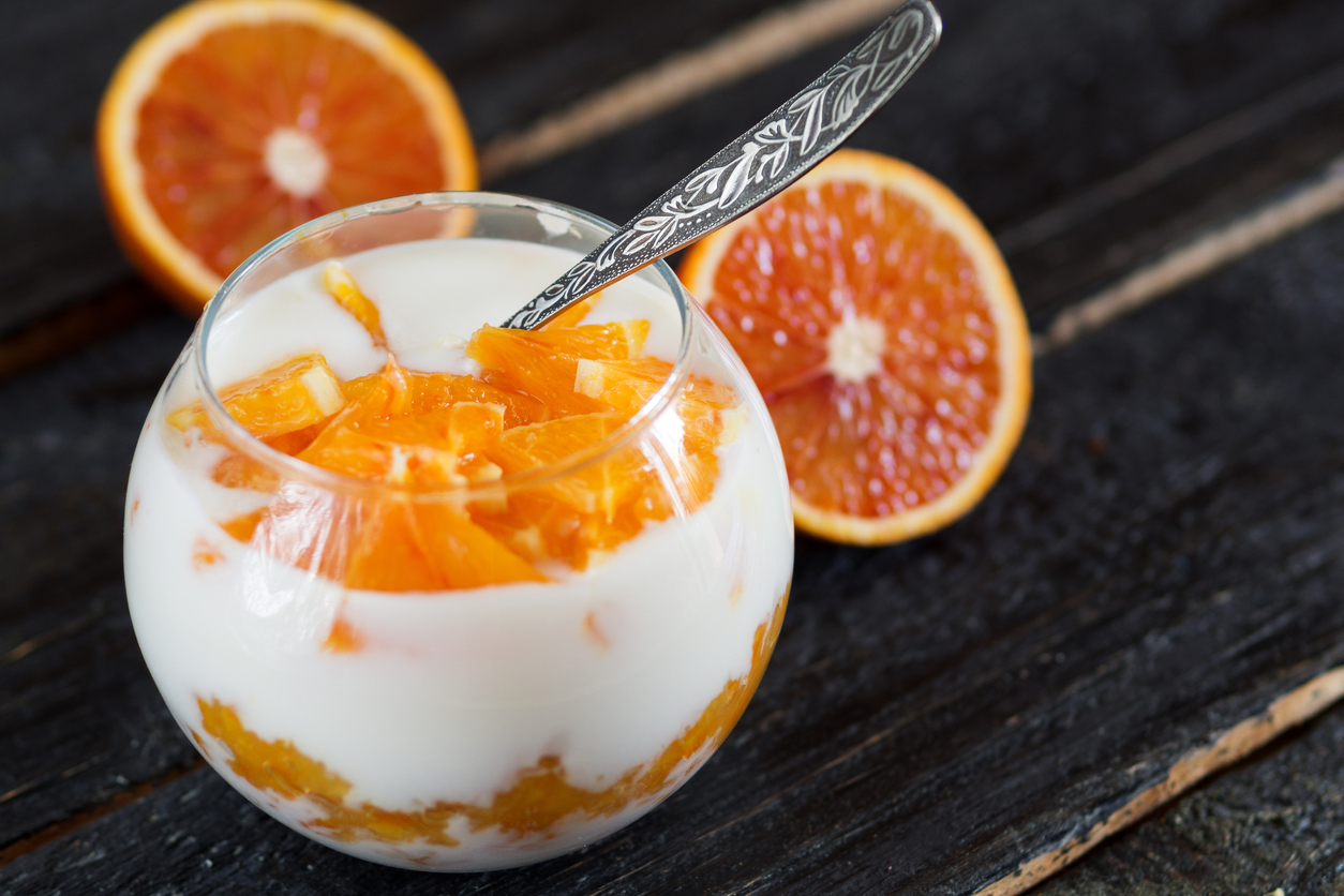 Το γλυκό της ημέρας: Επιδόρπιο γιαουρτιού με αρωματισμένα πορτοκάλια Το γλυκό της ημέρας: Επιδόρπιο γιαουρτιού με αρωματισμένα πορτοκάλια