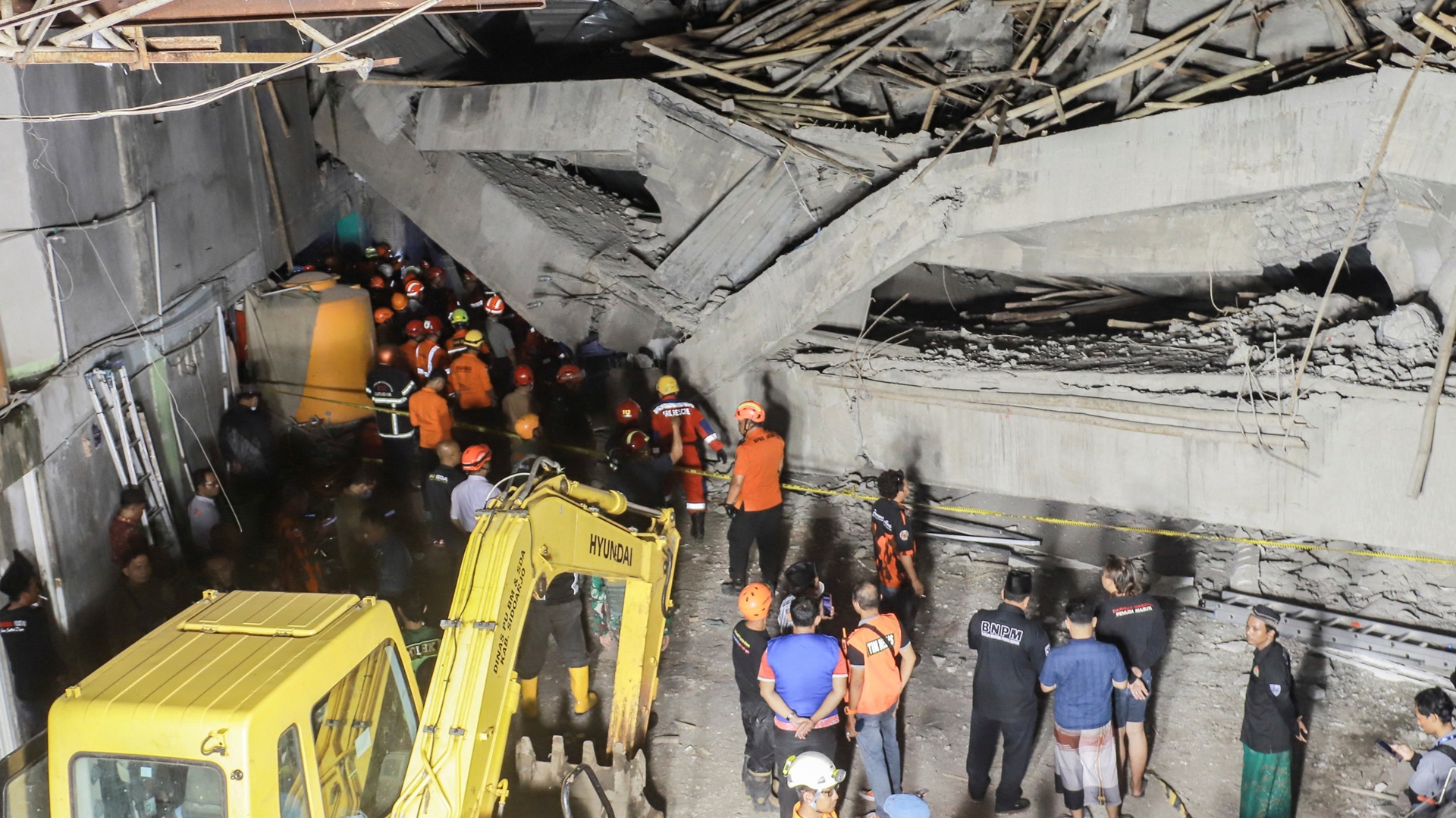 Ινδονησία: 54 νεκροί από την κατάρρευση ισλαμικού οικοτροφείου