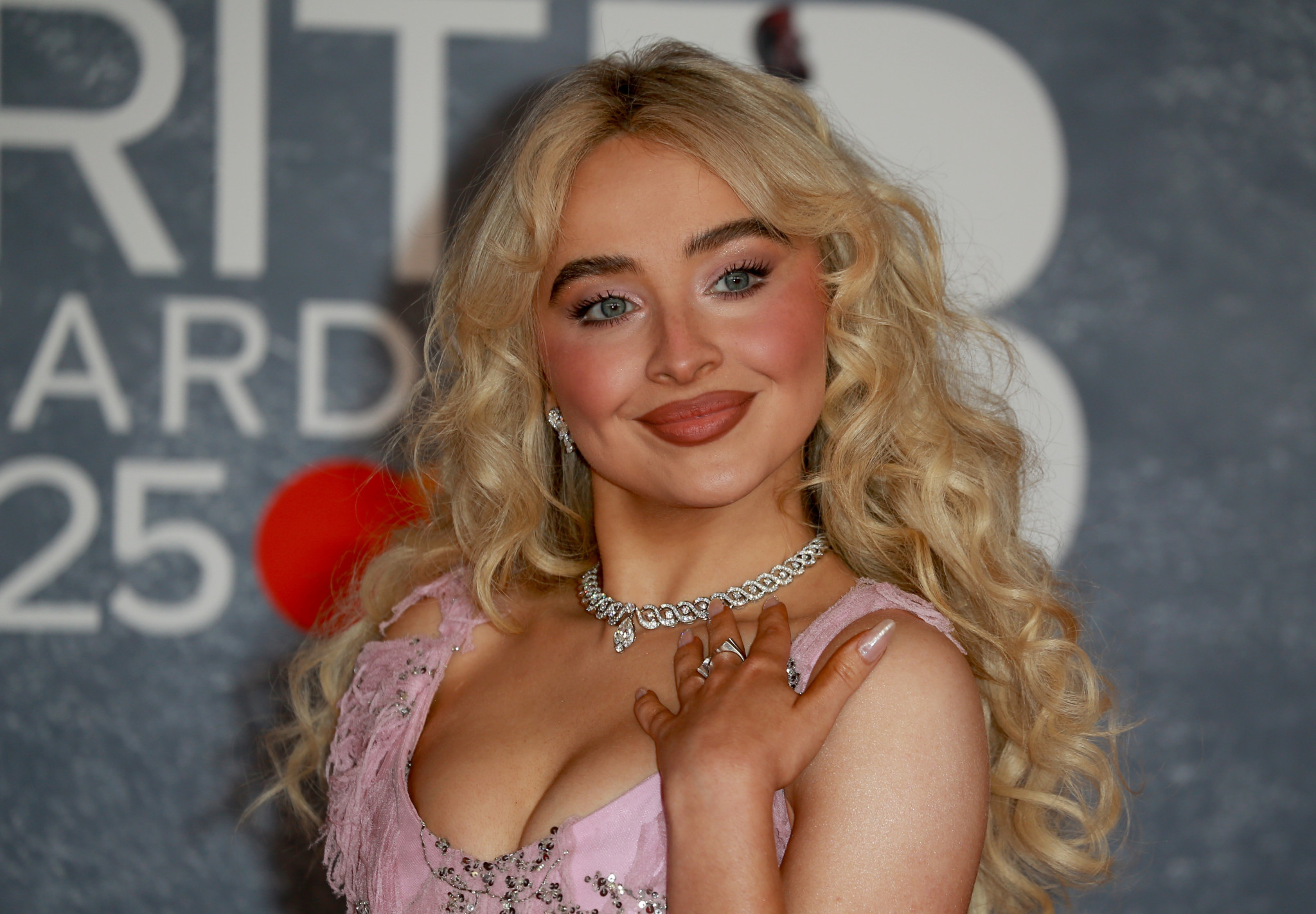 Sabrina Carpenter: Τα 5 μυστικά για τη λαμπερή επιδερμίδα της που ζηλεύουν όλοι