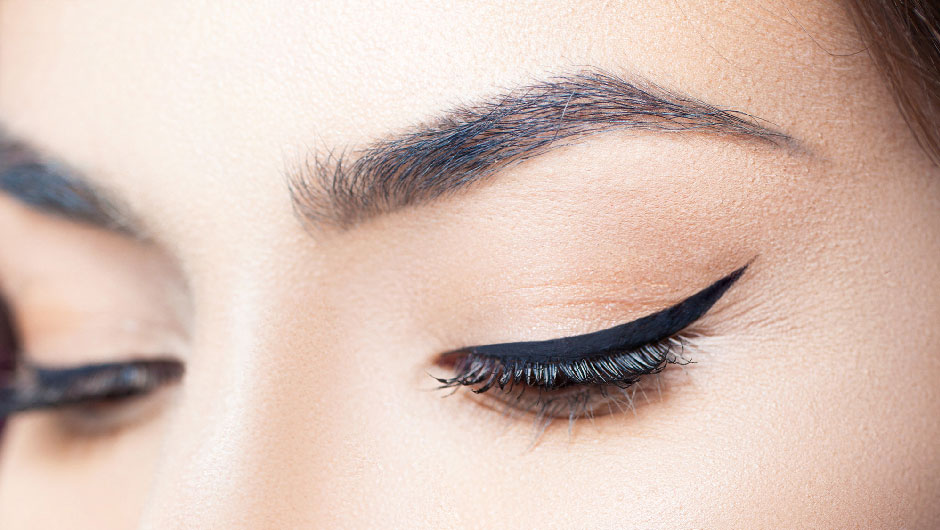 Eyeliner: Το απόλυτο κόλπο για να το πετυχαίνετε κάθε φορά