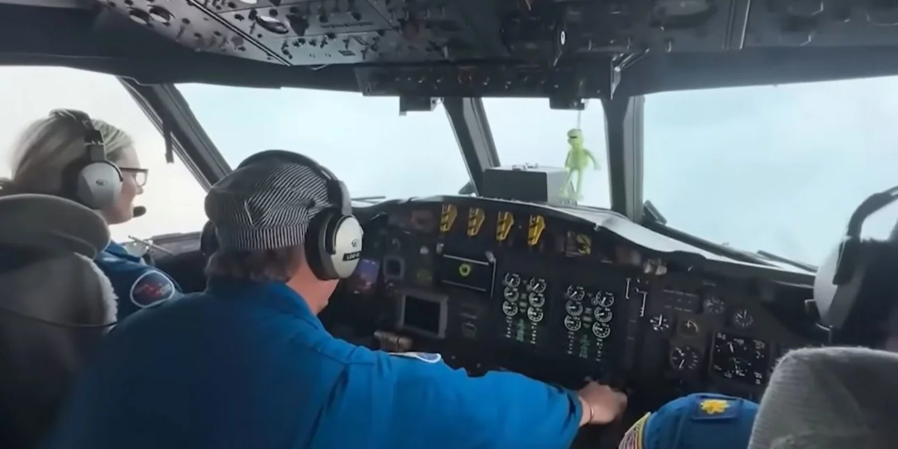 Θεαματική αποστολή: «Κυνηγοί τυφώνων» μπήκαν στο μάτι του κυκλώνα «Μελίσα» και κατέγραψαν εντυπωσιακά πλάνα