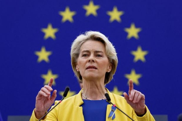 Φον ντερ Λάιεν: Αντιμέτωπη με δύο προτάσεις μομφής στο Ευρωκοινοβούλιο