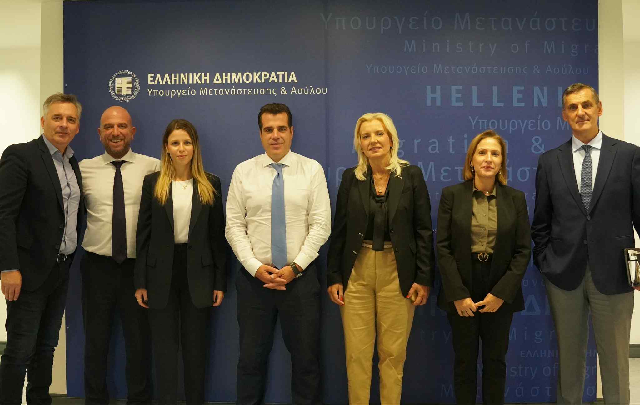 Σύσκεψη Γραμματέων Αποκεντρωμένων Διοικήσεων – Πλεύρη για τη νόμιμη μετανάστευση