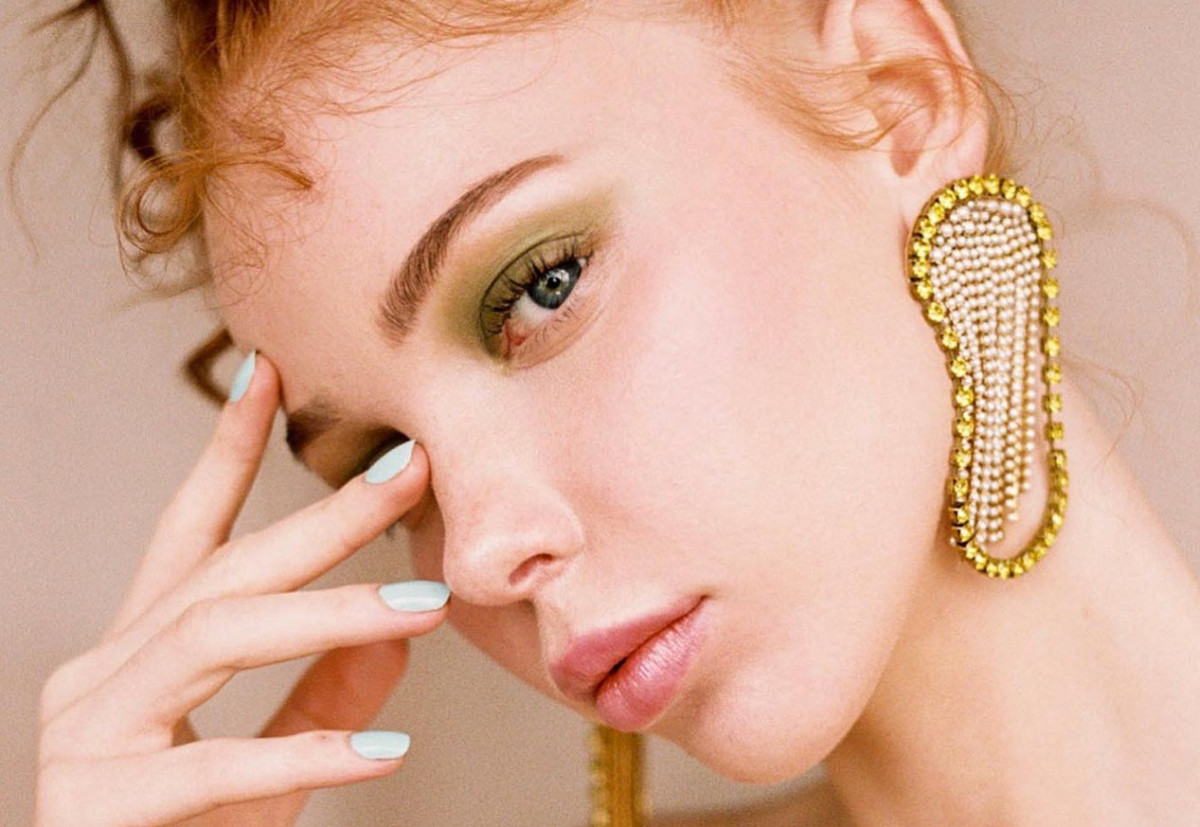 Τι είναι το «mistletoe» makeup trend pου μπορείς να υιοθετήσεις την εορταστική περίοδο