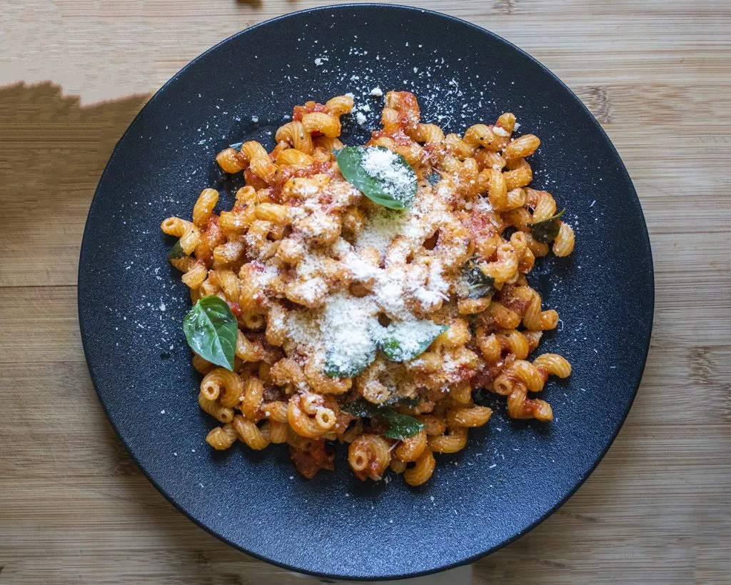 Τι θα φάμε σήμερα; Ζυμαρικά Αραμπιάτα Τι θα φάμε σήμερα; Ζυμαρικά Αραμπιάτα