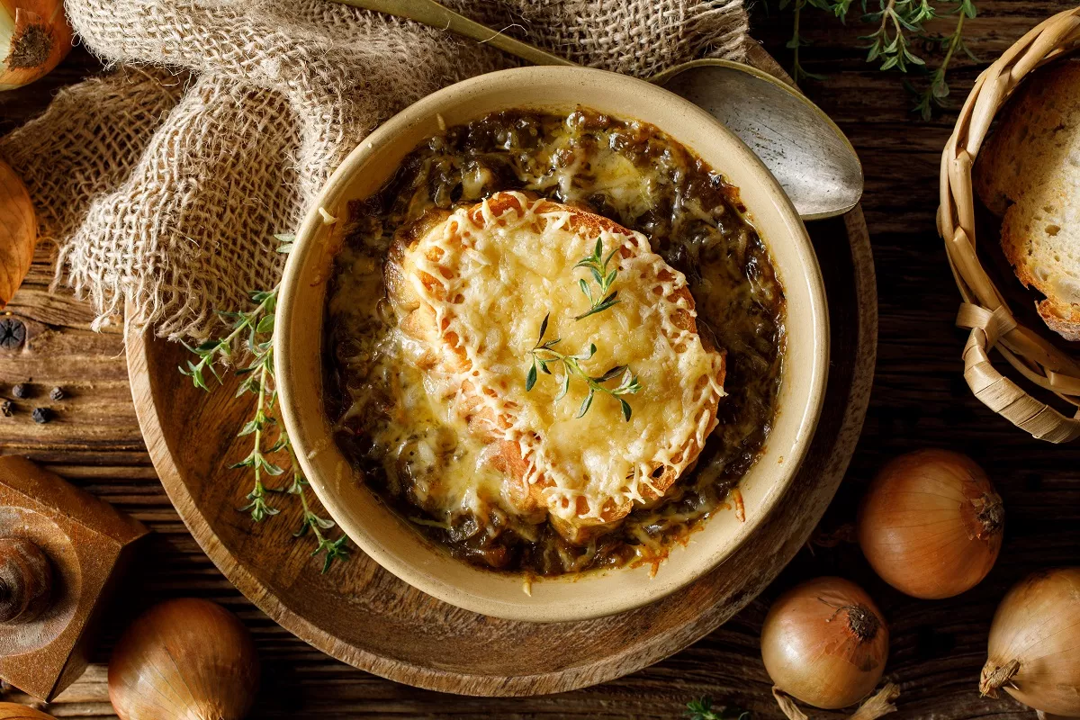 Τι θα φάμε σήμερα; Γαλλική κρεμμυδόσουπα με μοσχαράκι και λιωμένο τυρί Gruyère