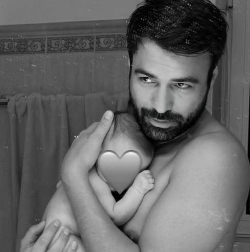 Ο Ανδρέας Γεωργίου ποζάρει αγκαλιά με την τριών μηνών κόρη του