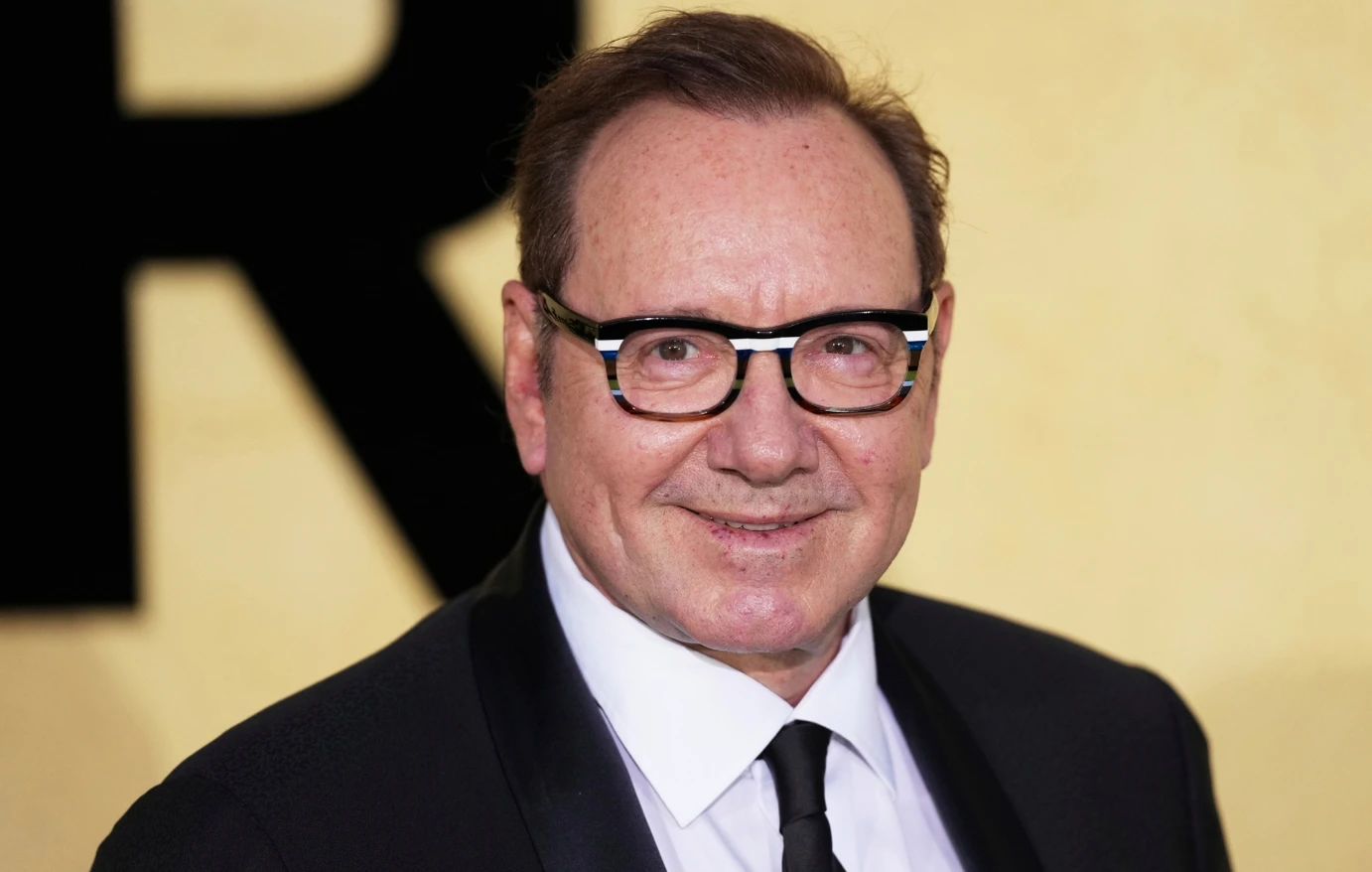 Κέβιν Σπέισι: “Είμαι γκέι, απολαμβάνω την παρέα των αντρών”