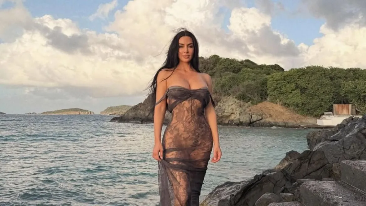 Kim Kardashian: Ποζάρει με διάφανο φόρεμα στη θάλασσα
