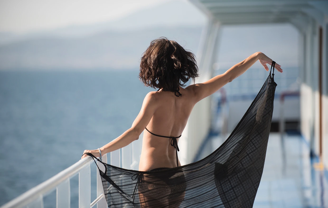 Διοργανώνει κρουαζιέρες γυμνιστών και αποκαλύπτει τον βασικό κανόνα που οφείλουν να τηρούν όλοι οι επιβάτες