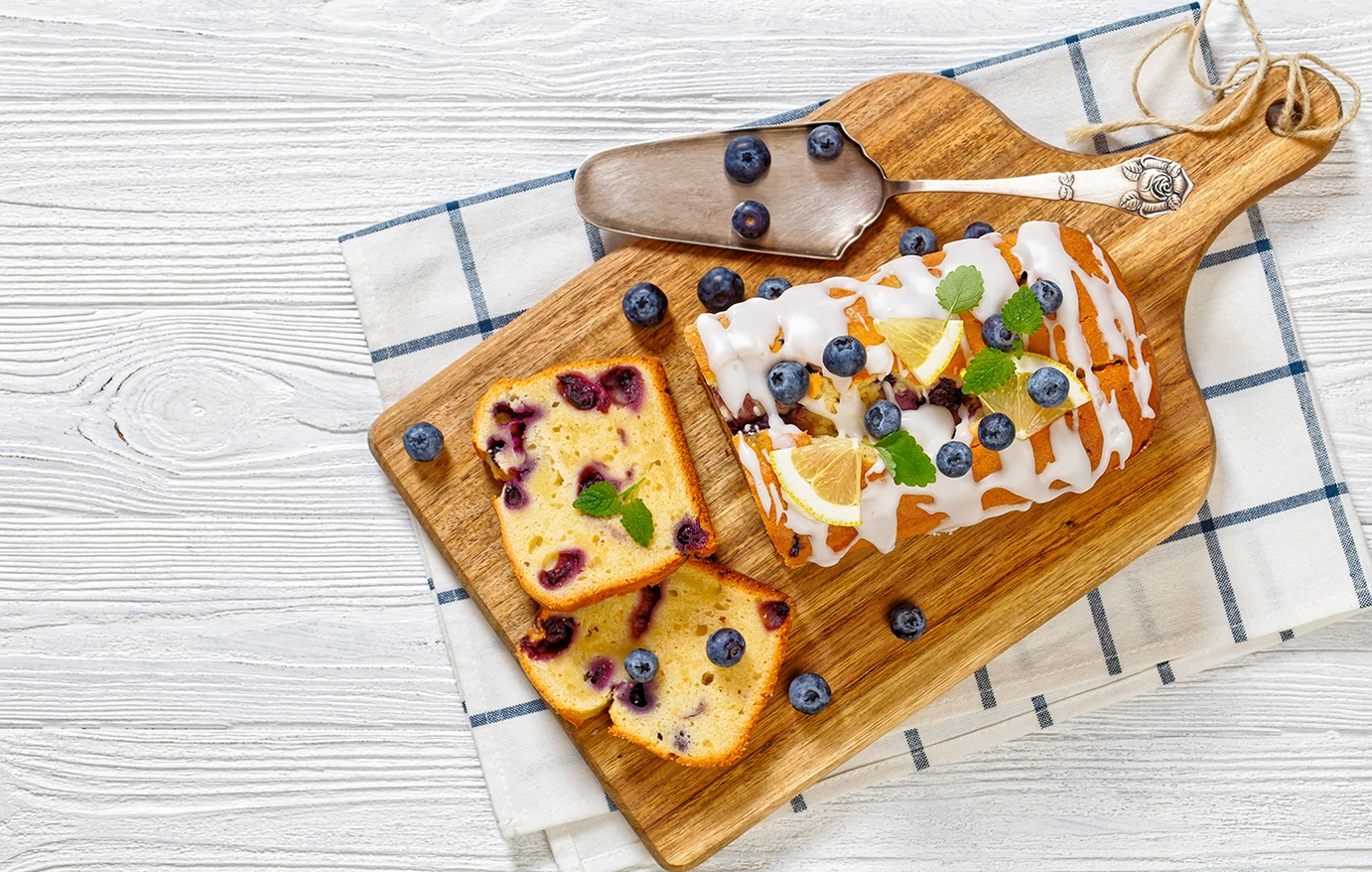 Το γλυκό της ημέρας: Κέικ με βατόμουρα, αμύγδαλο και λεμόνι