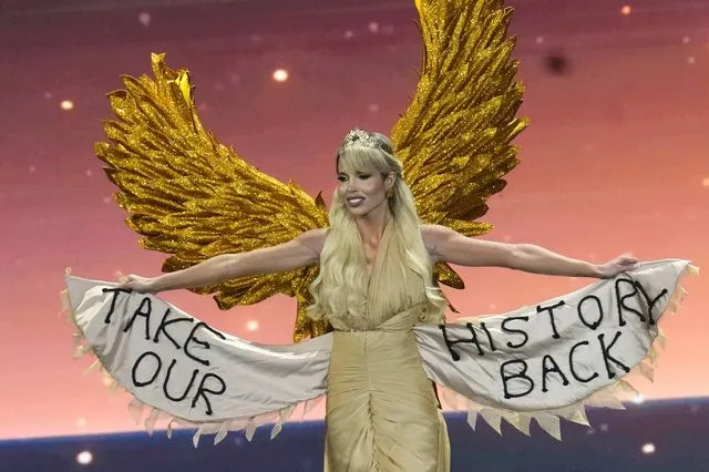 Μiss Universe: Με χρυσά φτερά και μήνυμα «take our history back» η Ελληνίδα