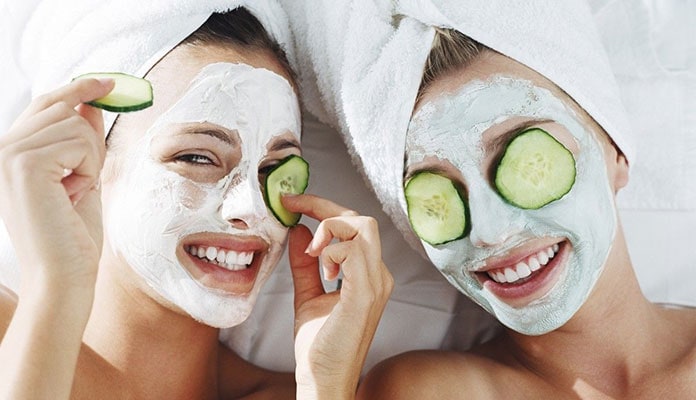 DIY: Σπιτική μάσκα προσώπου με αβοκάντο και βρώμη για λαμπερή επιδερμίδα