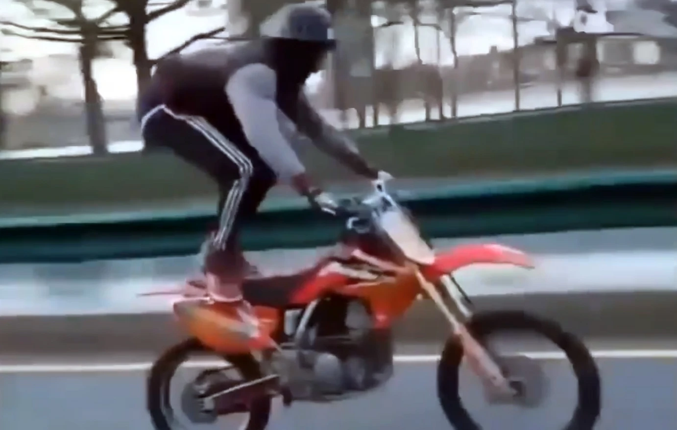 Σταρ του YouTube και του TikTok ο ένας δράστης από τη «ληστεία του αιώνα» στο Λούβρο