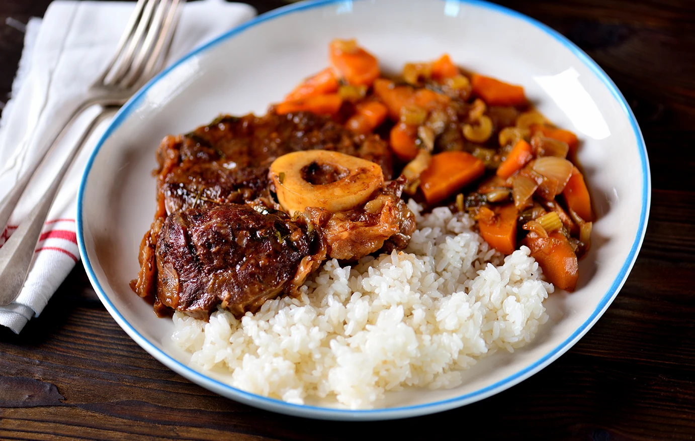 Τι θα φάμε σήμερα; Σιγομαγειρεμένο οσομπούκο σε πλούσιο ζωμό με λευκό κρασί και ντομάτες