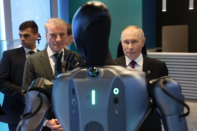 AI ρομπότ χορεύει για τον Πούτιν σε τεχνολογική επίδειξη AI ρομπότ χορεύει για τον Πούτιν σε τεχνολογική επίδειξη