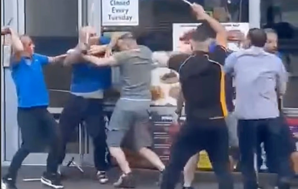 Ουαλία: Άγριος καβγάς με σούβλες ανάμεσα σε δύο οικογένειες που έχουν καταστήματα κεμπάπ (βίντεο)