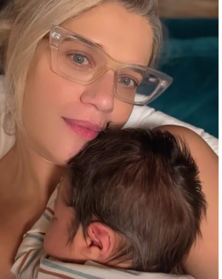 Η Τζένη Θεωνά φωτογραφίζεται αγκαλιά με τον νεογέννητο γιο της