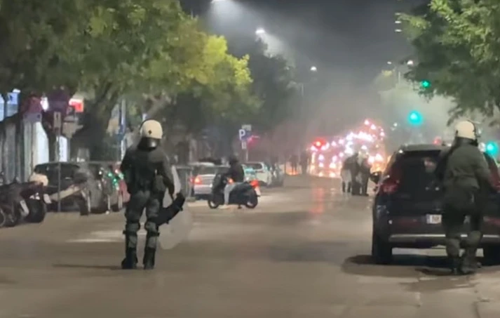 Επίθεση με μολότοφ δέχτηκαν αστυνομικοί μετά τη λήξη της συναυλίας του ΛΕΞ