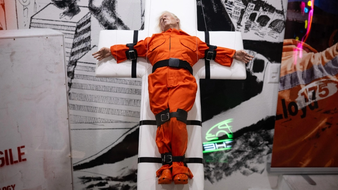 Ελβετία: Άγαλμα του Ντόναλντ Τραμπ σε σταυρό προκαλεί αντιδράσεις στη Βασιλεία