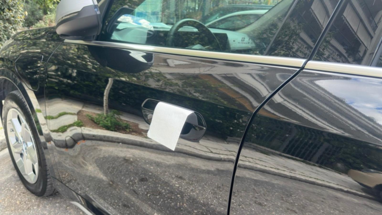 Τι σημαίνει αν βρεις μια χαρτοπετσέτα στην πόρτα του αυτοκινήτου σου