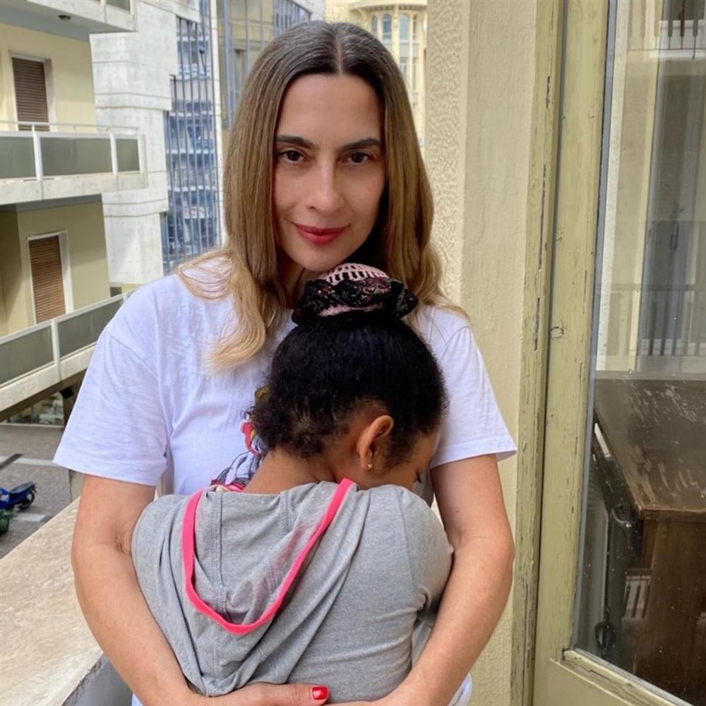 Βίκυ Βολιώτη: “Η υιοθεσία για μένα ήταν κάτι αυτονόητο, ίσως να φοβόμουν την εγκυμοσύνη”