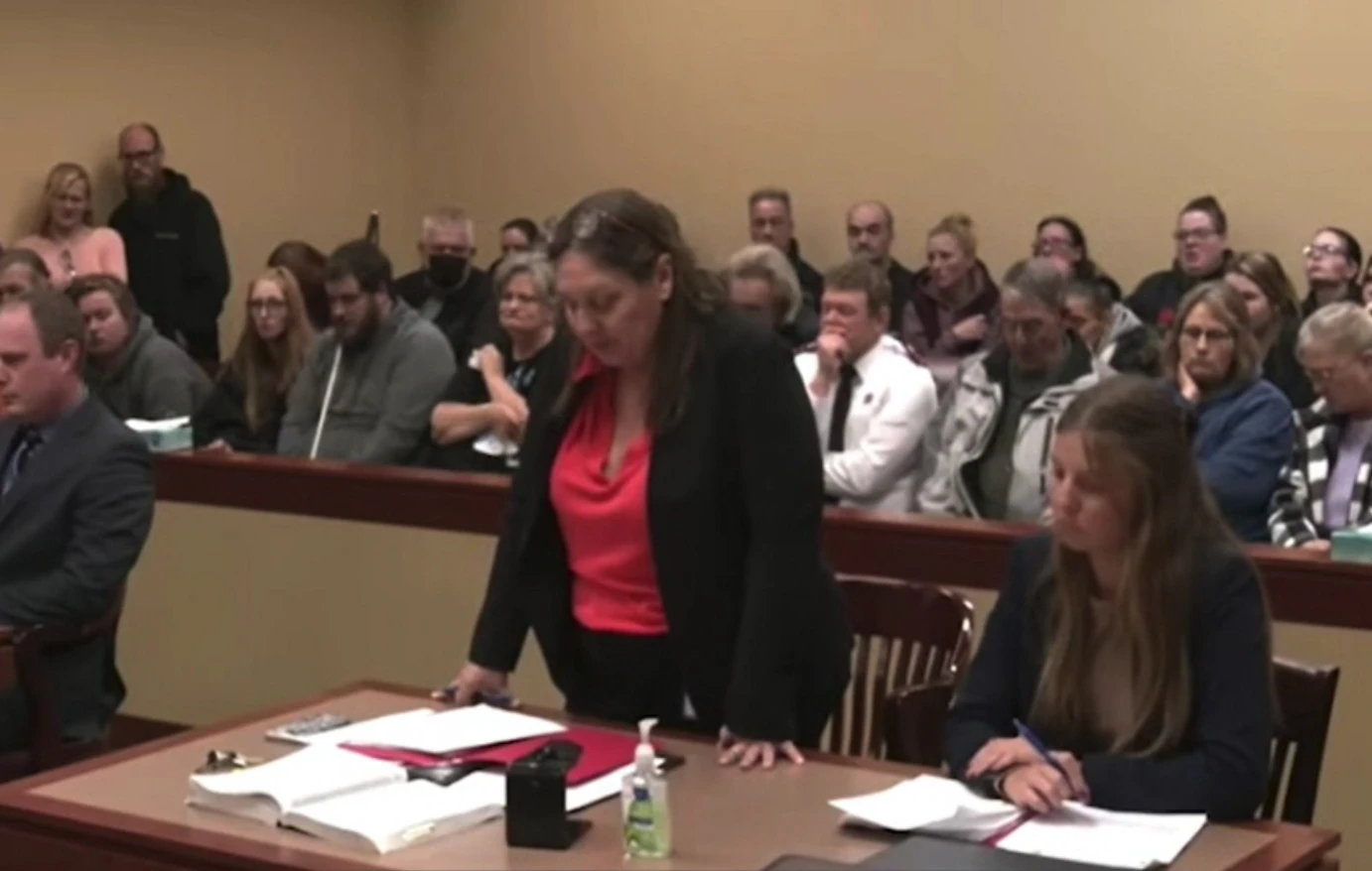 Μητέρα και πατριός κατηγορούνται για τη δολοφονία της εγκύου κόρης