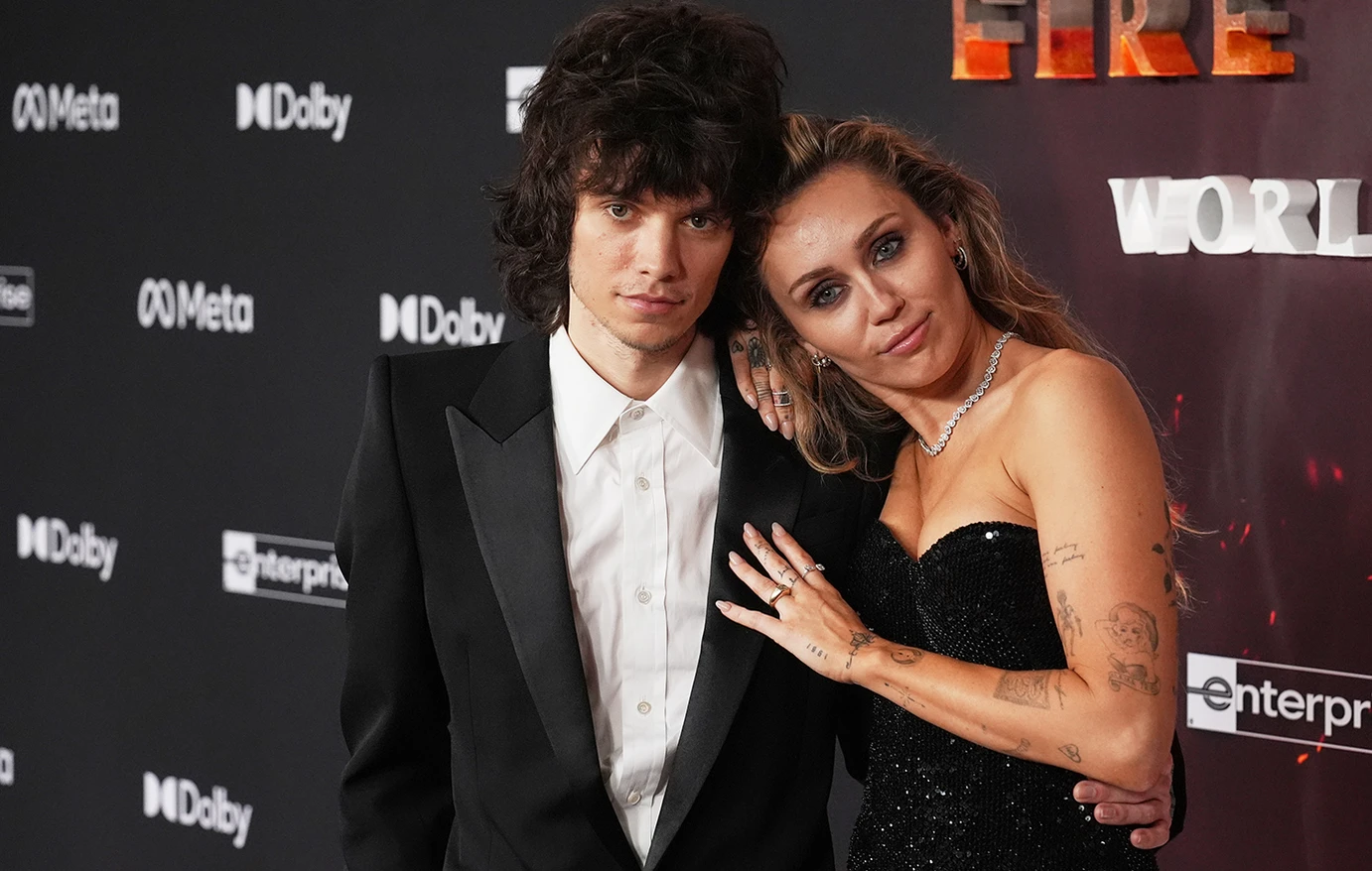 Η Μάιλι Σάιρους αρραβωνιάστηκε με τον σύντροφό της