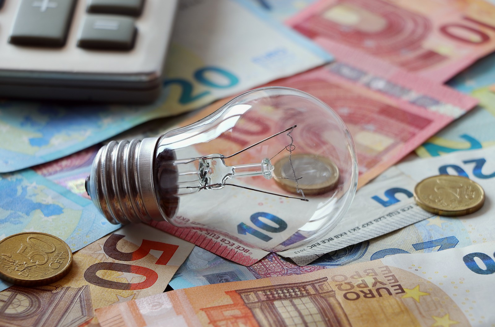 Φθηνό ρεύμα για 100.000 νοικοκυριά – Το πρόγραμμα «Απόλλων» για ευάλωτους καταναλωτές