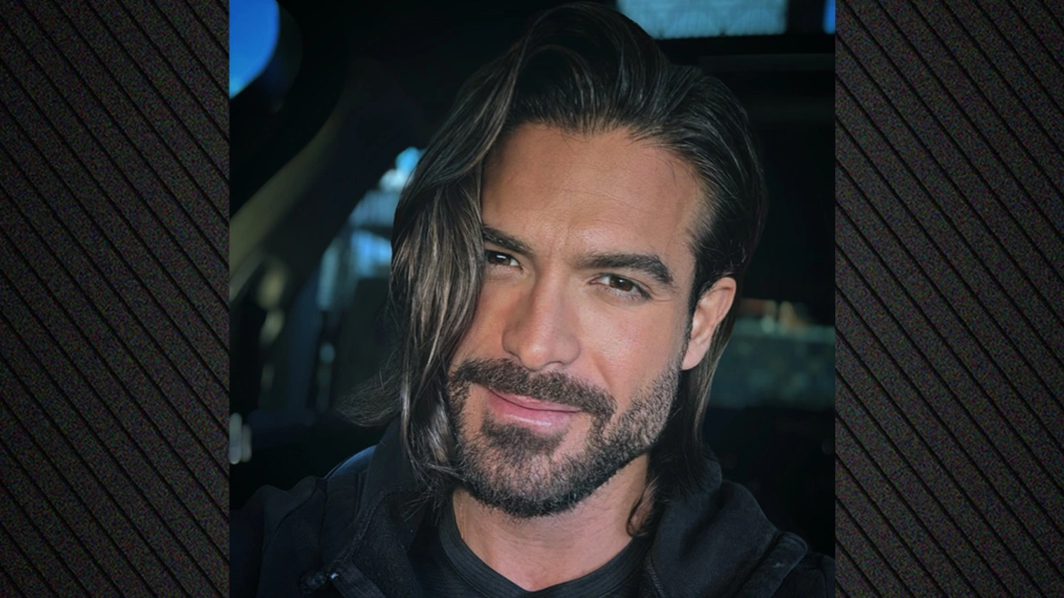 Μουγκοπέτρος: Η φωτογραφία με τις κόρες του μπροστά από το χριστουγεννιάτικο δέντρο