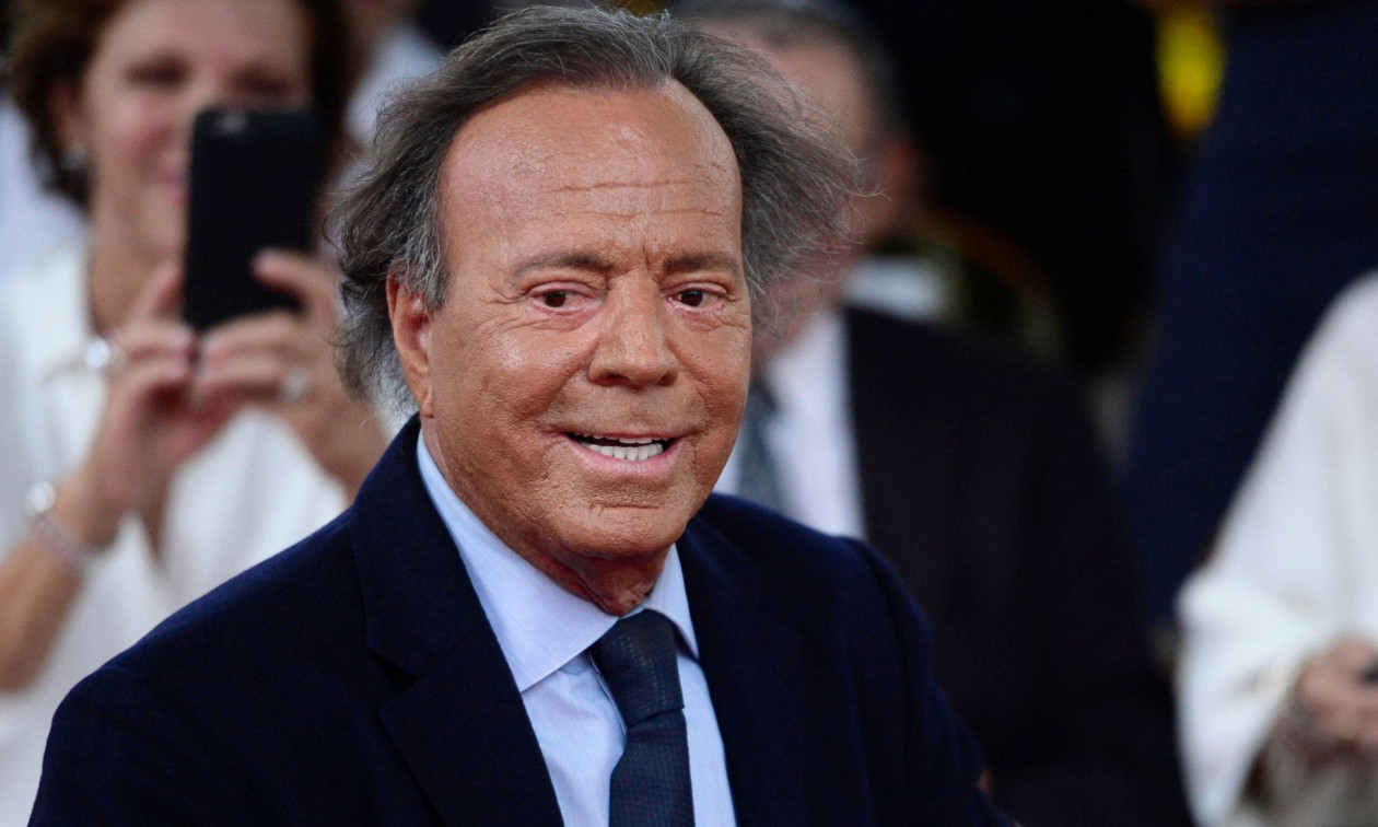 Ο Χούλιο Ιγκλέσιας αρνείται τις καταγγελίες σεξουαλικής παρενόχλησης και δηλώνει μεγάλη θλίψη