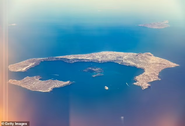 Παπαζάχος: Σενάρια διαχείρισης του ηφαιστειακού κινδύνου από ενδεχόμενο τσουνάμι -Ασφαλής η καλντέρα της Σαντορίνης