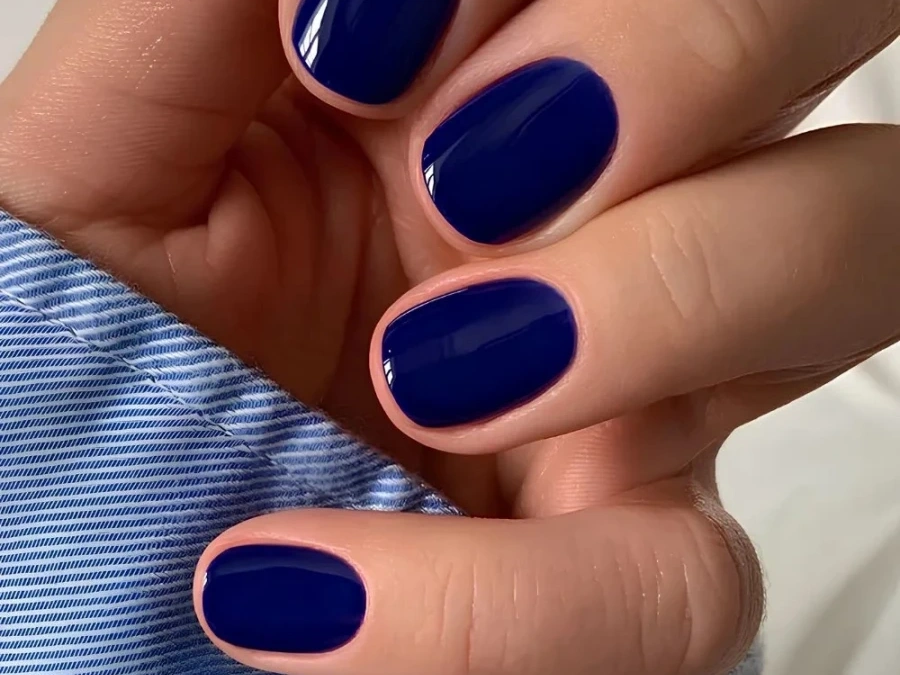 Dark blue manicure: Αυτή είναι η ιδανική απόχρωση για τον μήνα Ιανουάριο