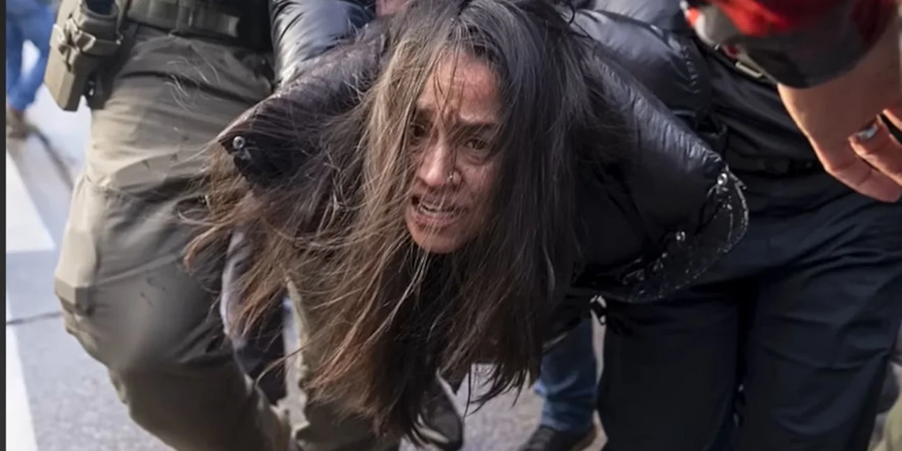 Μινεάπολη: Βίντεο δείχνει ομοσπονδιακούς πράκτορες να απομακρύνουν βίαια γυναίκα με αναπηρία από το αυτοκίνητό της