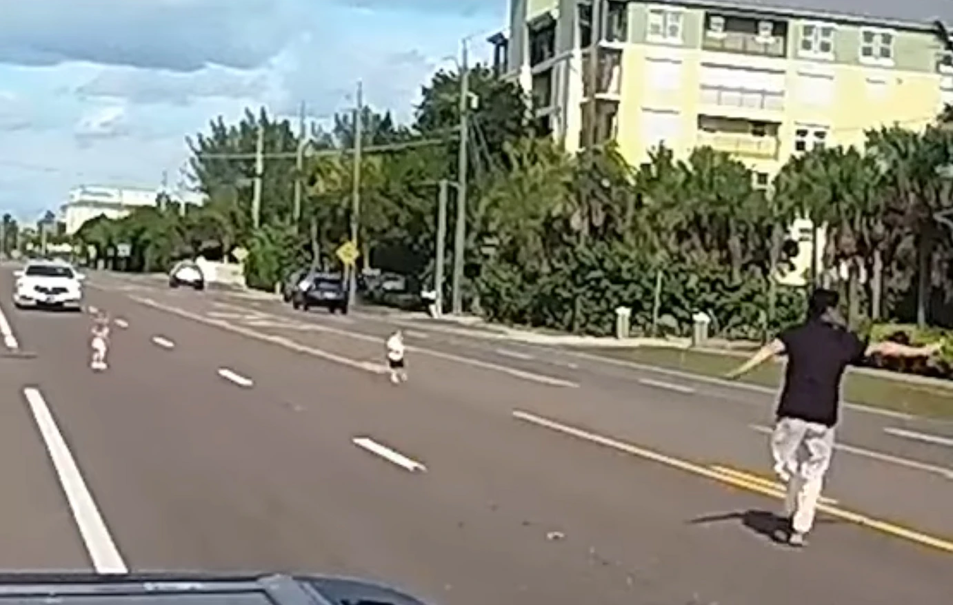 Περαστικός έσωσε δύο παιδάκια που περιπλανιόνταν στη Φλόριντα